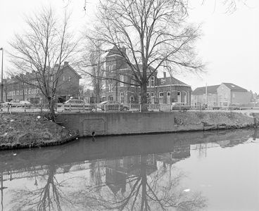 884712 Gezicht over de Vecht op de Hogelanden W.Z. te Utrecht, met centraal het pand Hogelanden W.Z. 32 (voormalige ...